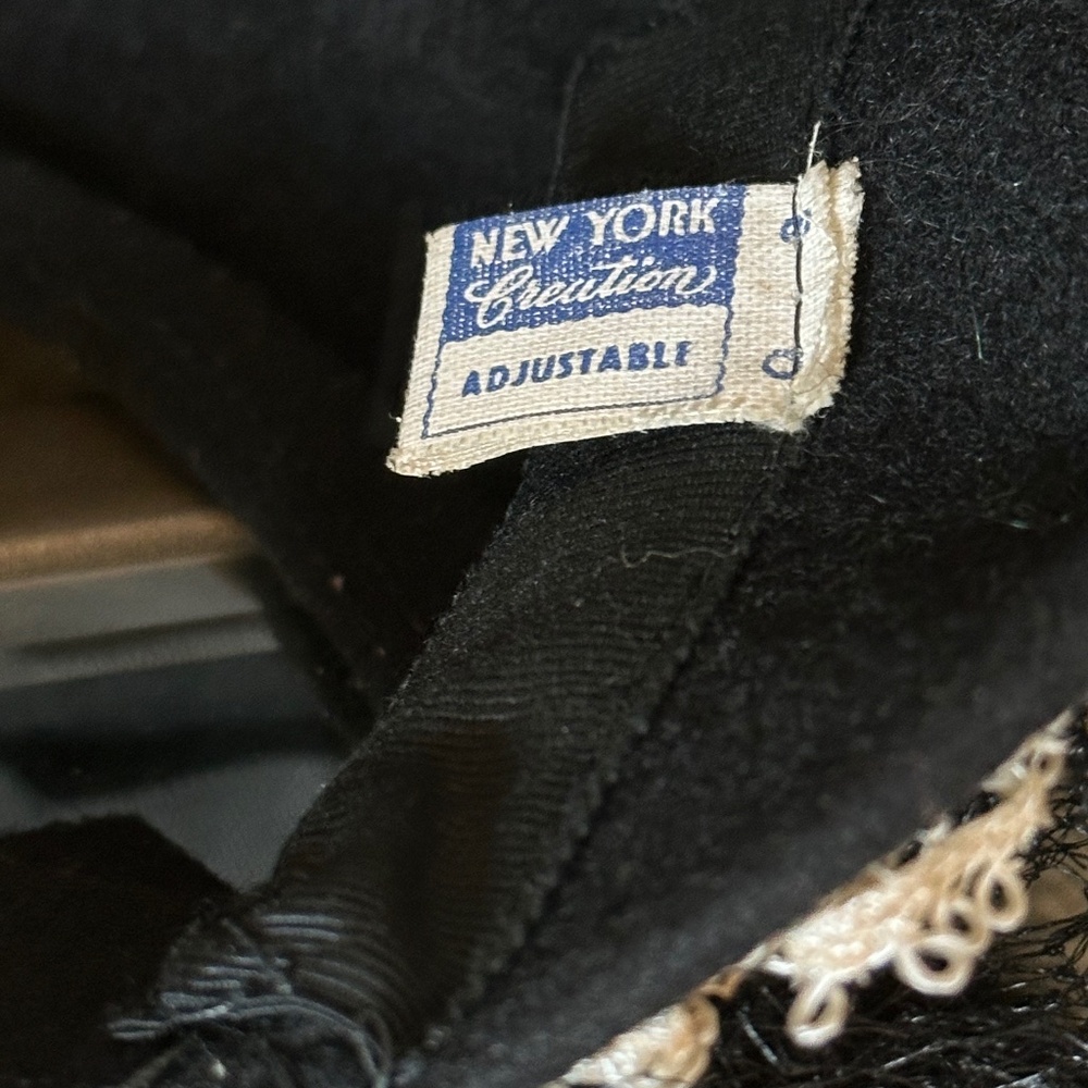 CLASSY 1940s' BLACK FELT HAT + OPEN CROWN AT BACK, LARGE BOW, WHITE TRIM & VEIL - Picture 13 of 13